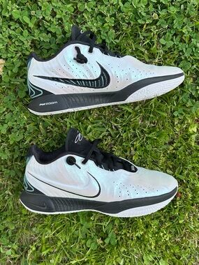Nike White and Black Men's Low-Top Sneakers